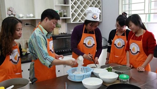Học viên học nghề nấu ăn tại Học viện Ẩm thực Hà Nội. Ảnh: Thiên Thanh